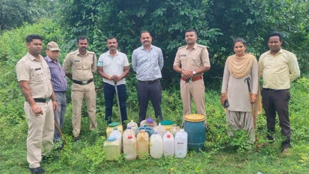 आबकारी विभाग की बड़ी कार्यवाही 500 किलो महुआ लाहन एवं 210 लीटर हाथ भट्ठी शराब जप्त आबकारी