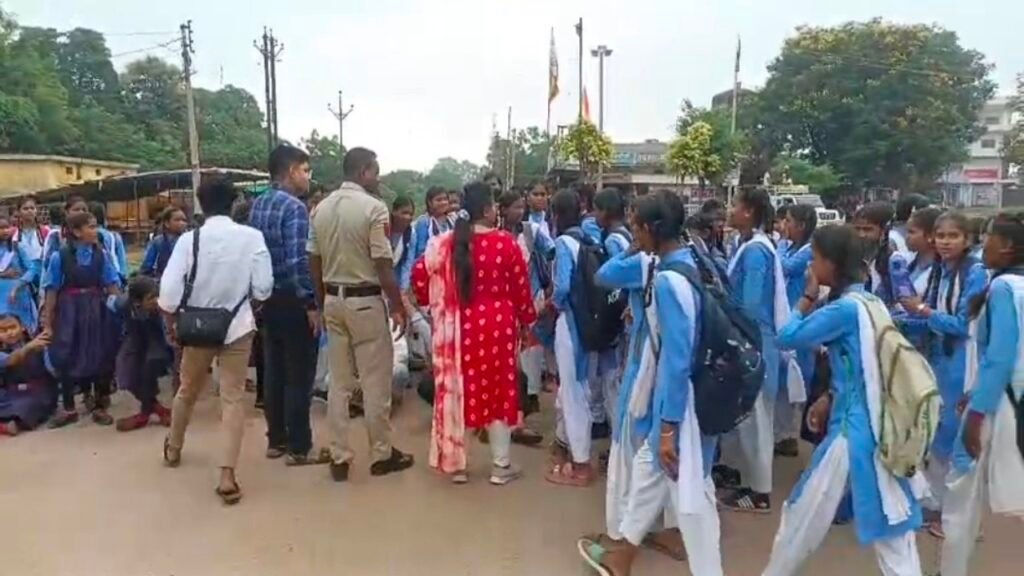 छात्राओं ने की चक्काजाम