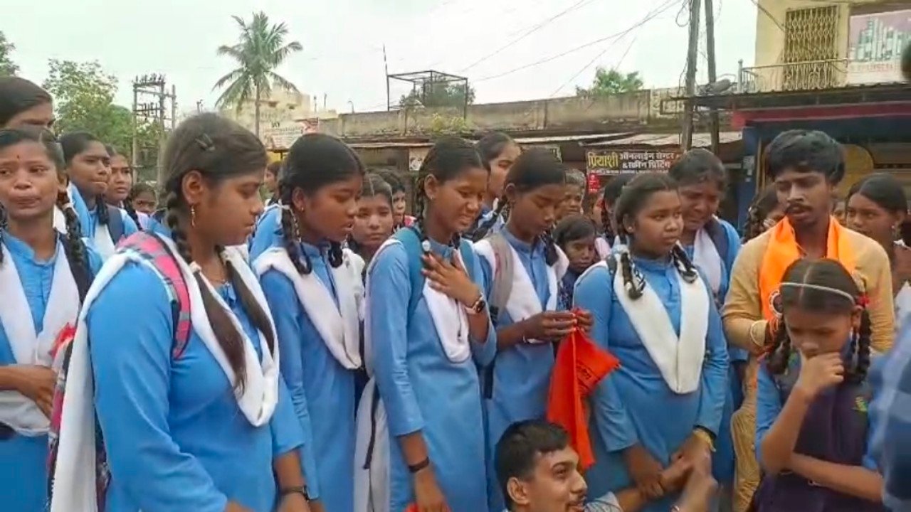 छात्राओं ने की चक्काजाम