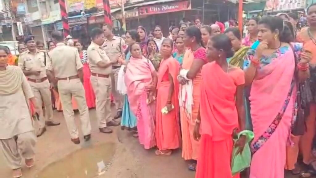 गरियाबंद ब्रेकिंग: मितानिनों ने किया चक्का जाम, तिरंगा चौक नेशनल हाईवे पर