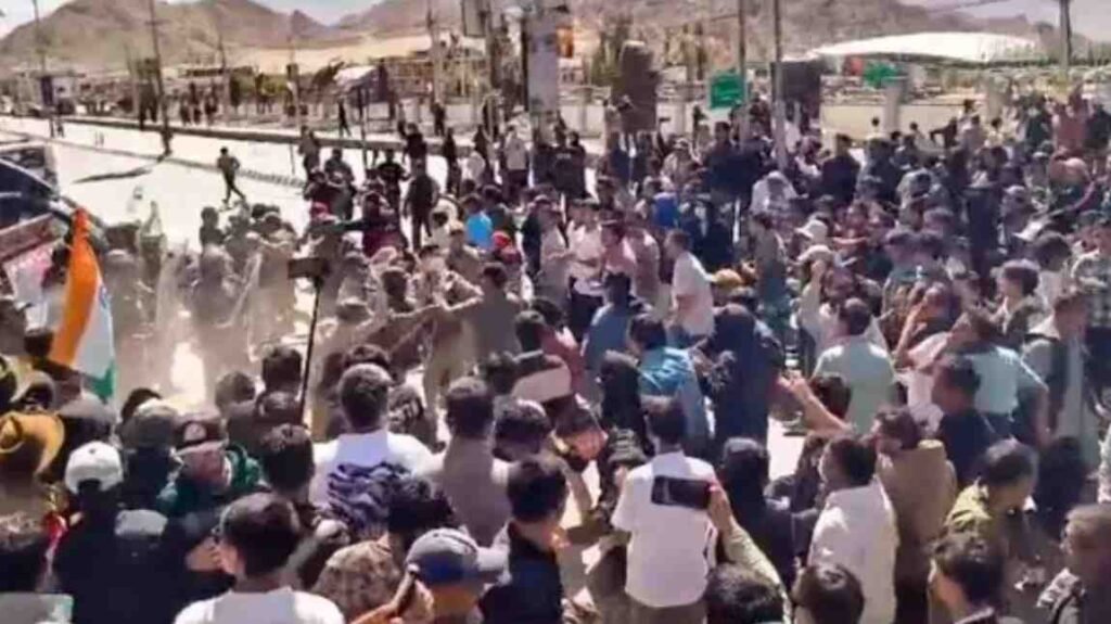 Evading Arrest : लेह हिंसा मामला: सद्भावना संकेत! 26 प्रदर्शनकारियों को अदालत से मिली जमानत