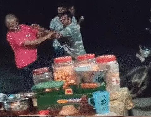 Drunk Policeman: बलंगी चौकी के सामने ग्रामीणों ने नशे में धुत पुलिसकर्मियों की जमकर पिटाई की