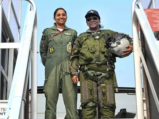 Operation vermilion: महिला पायलट शिवांगी सिंह ने राष्ट्रपति के साथ उड़ान भरकर किया गर्व महसूस