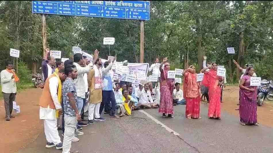 NH-130 Blockade : किसानों ने कहा – कई सालों से मांग कर रहे हैं खरीदी केंद्र की