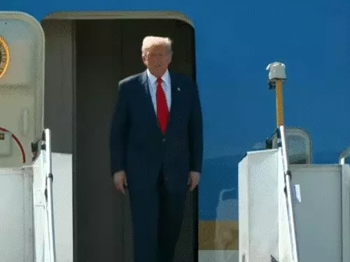 Donald Trump : ट्रम्प का एशियाई दौरा शुरू, मलेशिया में हुआ भव्य स्वागत