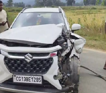 Tragic Road Accident : कार ने बाइक और पैदल महिला को मारी टक्कर, तीन की मौके पर मौत