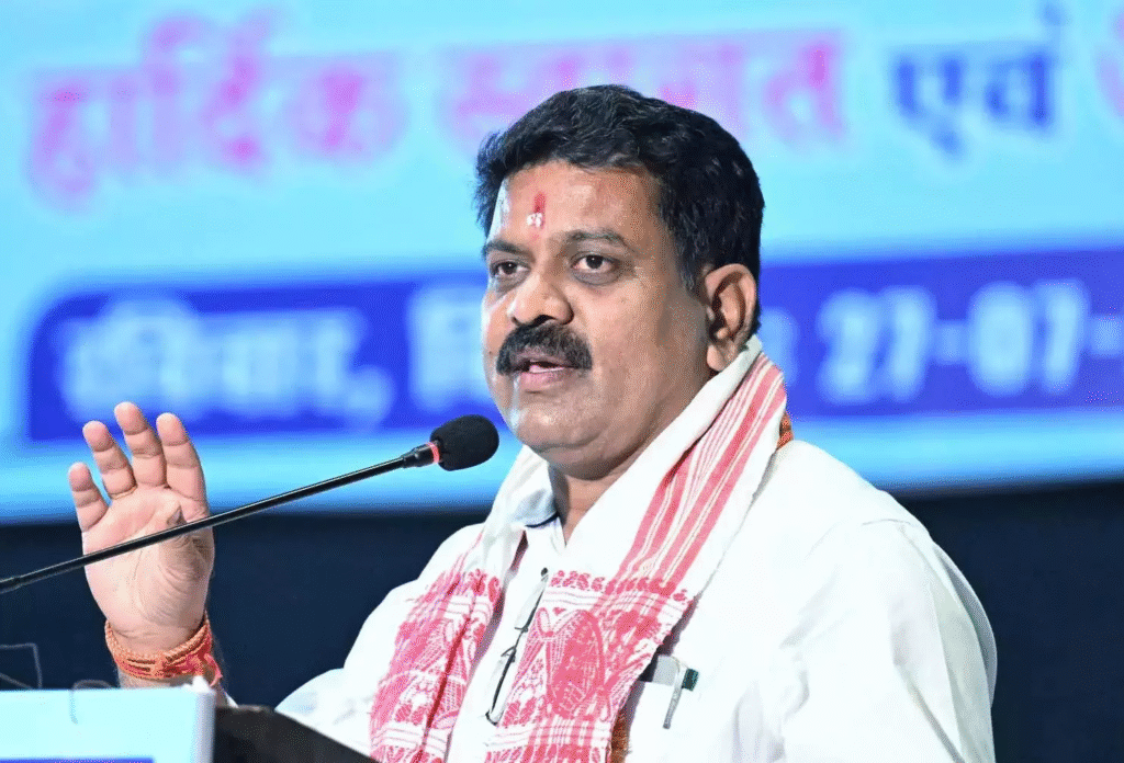 Home Minister Vijay Sharma : गरीबों को मिलेगा अपना घर, गृह मंत्री विजय शर्मा बोले – कांग्रेस ने रोके थे 18 लाख प्रधानमंत्री आवास, भाजपा सरकार बना रही रोजाना 18 हजार घर