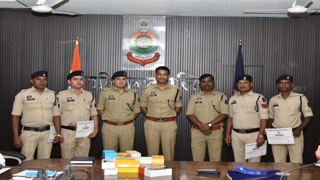 गरियाबंद पुलिस द्वारा अधिकारी/कर्मचारियों के उत्साहवर्धन के लिए कॉप ऑफ द मंथ चुना गया