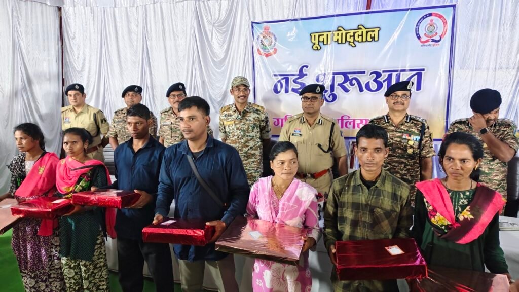 Breaking news: 07 माओवादी द्वारा 06 हथियारों के साथ गरियाबंद में आत्मसमर्पण