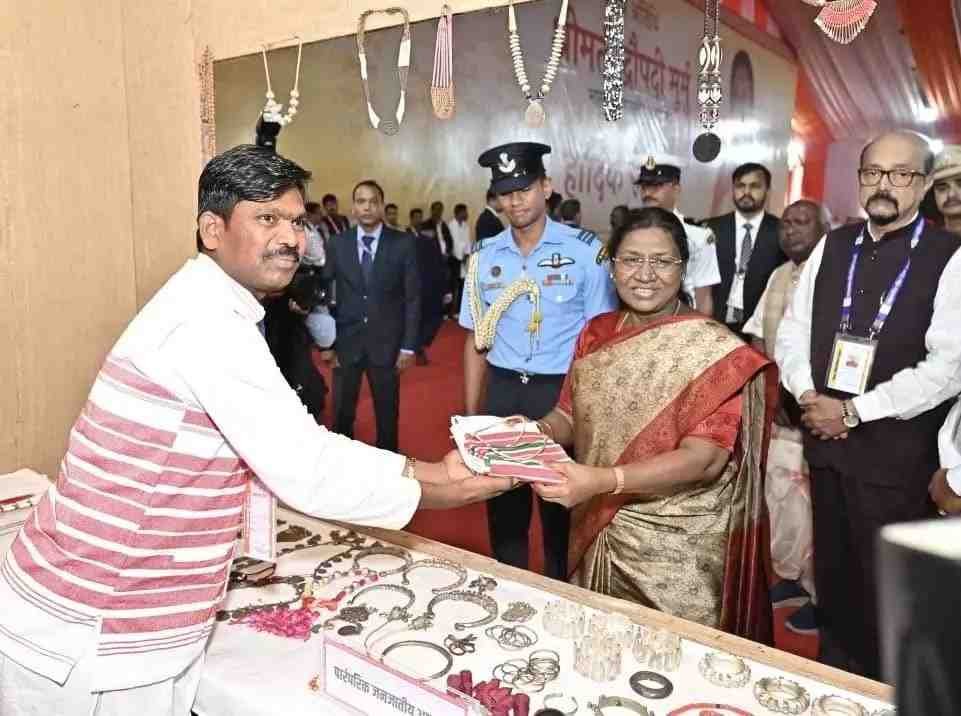 President Murmu : कलिंदर राम ने राष्ट्रपति मुर्मु को पारंपरिक पैरी और गमछा भेंट किया President Murmu