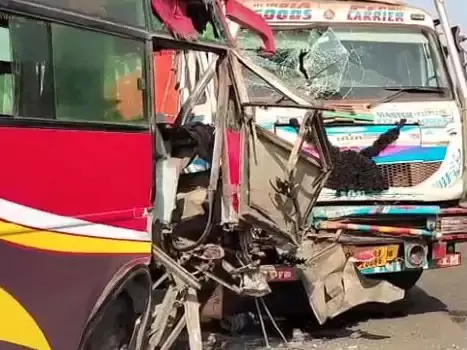 Accident News : ट्रक और बस की आमने-सामने टक्कर, ड्राइवर समेत 12 यात्री घायल