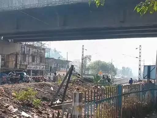 Ovarabrij Chhalaang : मालगाड़ी देखकर ओवरब्रिज से कूदा युवक, गंभीर हालत में भर्ती Ovarabrij Chhalaang