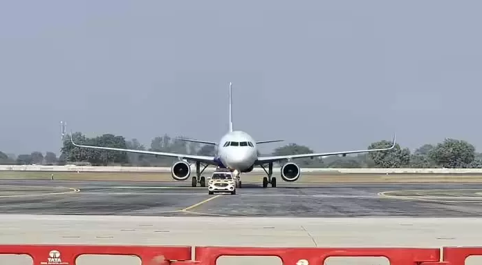 Hyderabad airport bomb threat : हैदराबाद एयरपोर्ट पर बम धमकी से मचा हड़कंप, फ्लाइट डायवर्ट Hyderabad airport bomb threat