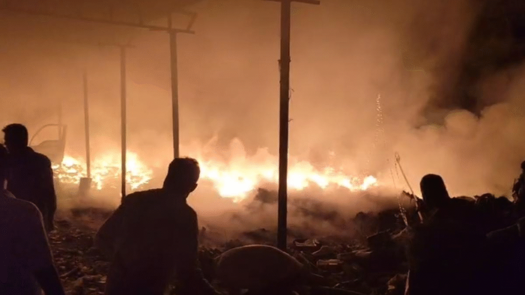 Manendragarh factory fire : प्लास्टिक फैक्ट्री में भीषण आग, लाखों का नुकसान — दमकल की तीन गाड़ियां घंटों तक करती रहीं प्रयास