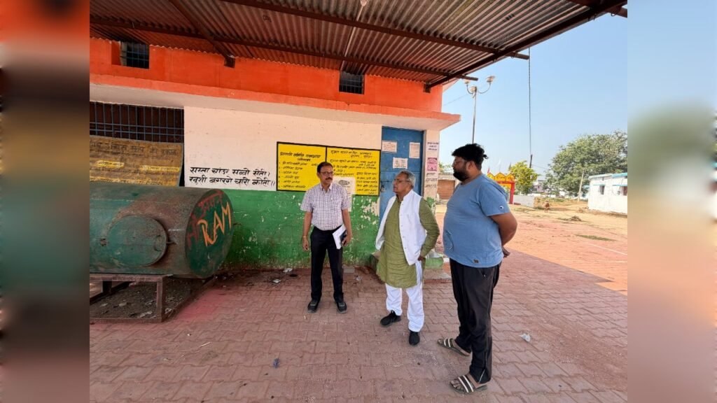 छत्तीसगढ़ खाद्य आयोग अध्यक्ष संदीप शर्मा का औचक निरीक्षण बंद मिली राशन दुकान