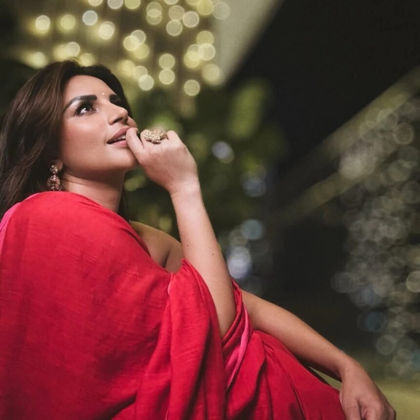 उम्र बस एक नंबर! लाल साड़ी में शमा सिकंदर की अदाएं देख फैंस बोले – दिल ले गई दीवानी