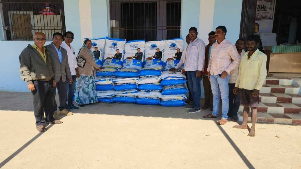 Gariaband: उन्नत मादा वत्स पालन योजना के तहत पशु आहार का वितरण Gariaband