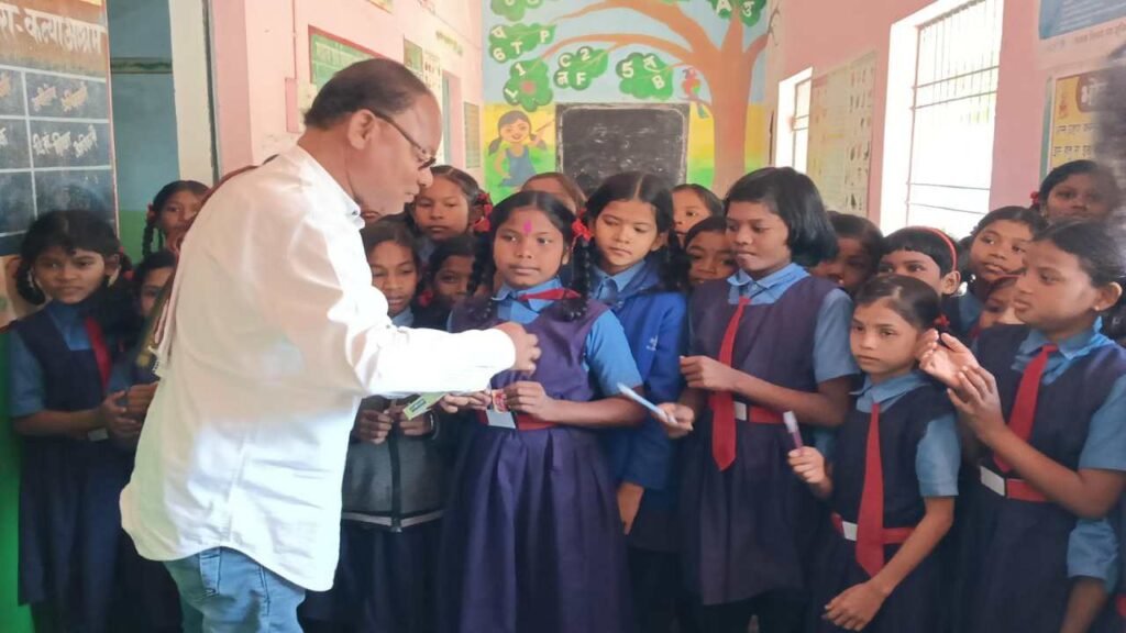 Gariaband जिलाध्यक्ष नीलकंठ ठाकुर के जन्मदिन पर आश्रम के छात्र-छात्राओं के बीच मनाई