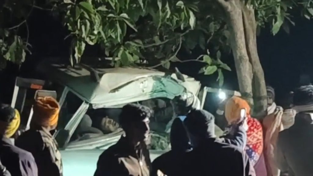 CG Road Accident : श्रद्धालुओं से भरी बोलेरो पेड़ से टकराई, 1 की मौत, 4 गंभीर — कुदरगढ़ धाम से लौट रहे थे यात्री