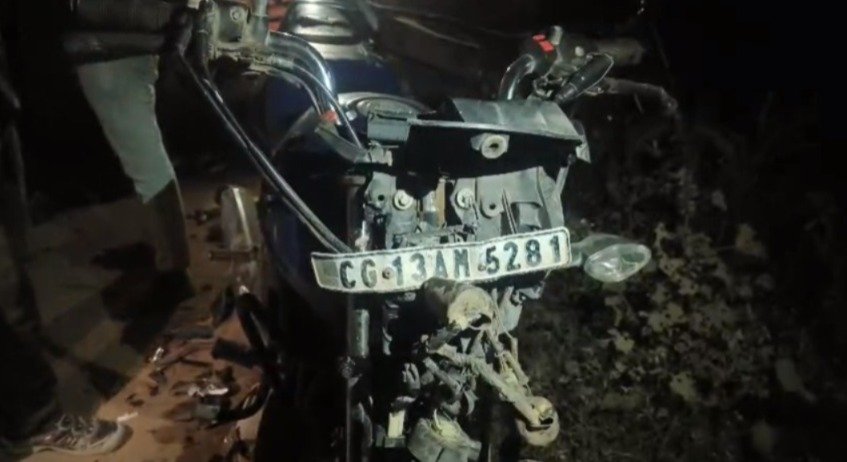 CG : भीषण सड़क हादसा: दो बाइकों में जोरदार भिड़ंत, एक युवक की मौत, दो गंभीर