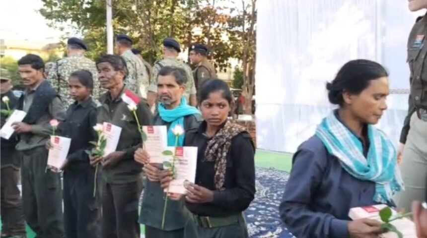 Breaking : 1 करोड़ के इनामी रामधेन सहित 12 नक्सलियों ने छोड़ा हथियार, किया सरेंडर