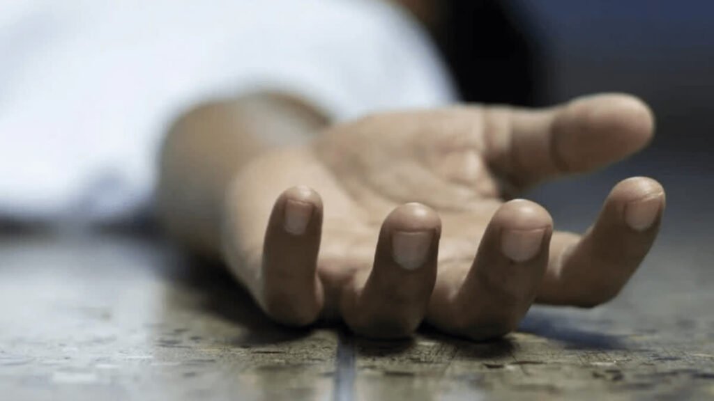 CG – पति ने पहले की पत्नी की हत्या, फिर ट्रेन के आगे कूदकर जान दी, सुसाइड नोट में लिखा-मैं तुम्हारे बिना…..