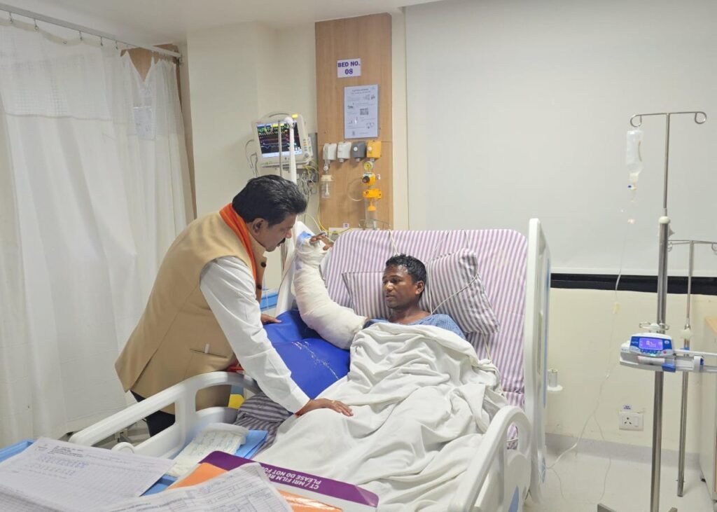 उपमुख्यमंत्री विजय शर्मा ने आईईडी ब्लास्ट में घायल पुलिस जवानों से अस्पताल में की मुलाकात…. उपमुख्यमंत्री