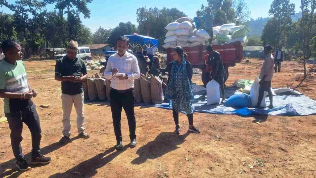 कलेक्टर ने किया फरसगांव दण्डवन और छिनारी के स्कूल आंगनबाड़ी आयुष्मान आरोग्य और धान खरीदी केंद्र का औचक निरीक्षण