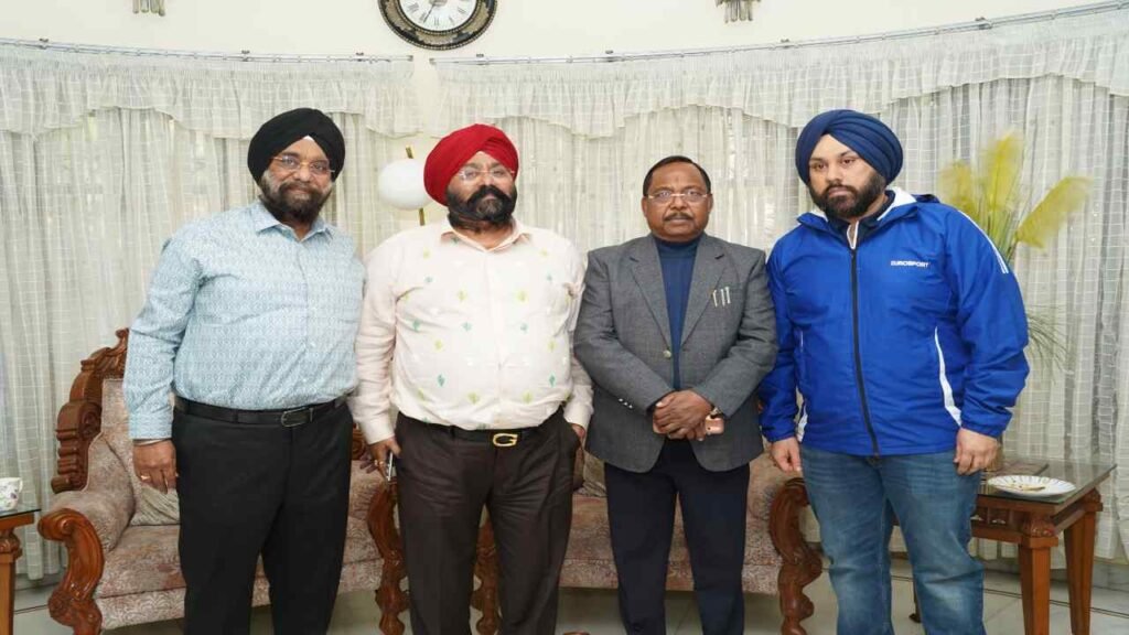 ग्रैंड ग्रुप के चेयरमैन गुरुचरण सिंह होरा की माता प्रकाश कौर होरा को श्रद्धांजलि देने होरा निवास पहुंचे कैबिनेट मंत्री रामविचार नेताम