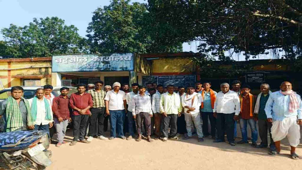 फूलबाहरा के ग्रामीणों ने शासकीय चारागाह भूमि से अवैध कब्जा हटाने की मांग को लेकर तहसीलदार को सौंपा ज्ञापन,