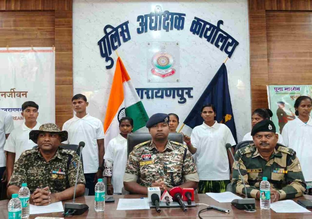 माओवादियों के बड़े लीडर मिलिट्री कम्पनी सदस्य सहित 11 नक्सली हिंसा का रास्ता छोड़कर मुख्यधारा में लौटे