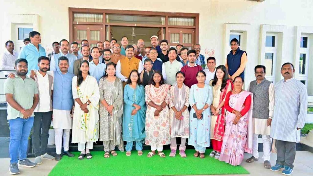 CG – शिशु मंदिर के मेधावी युवाओं ने भरी प्रशासनिक सेवा की उड़ान, शिक्षा मंत्री गजेंद्र यादव ने दिया आशीर्वाद शिशु मंदिर