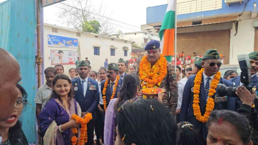 23 वर्ष की सेवा के बाद हवलदार श्रीकांत तिवारी का भव्य स्वागत, पूरे गांधी चौक में गूंजे देशभक्ति के नारे