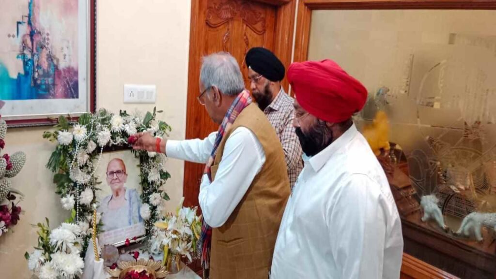 होरा निवास पहुंचे सांसद बृजमोहन अग्रवाल, ग्रैंड ग्रुप के चेयरमैन गुरुचरण सिंह होरा की माता स्वर्गीय प्रकाश कौर होरा के निधन पर शोक संतप्त परिवार को बंधाया ढांढस