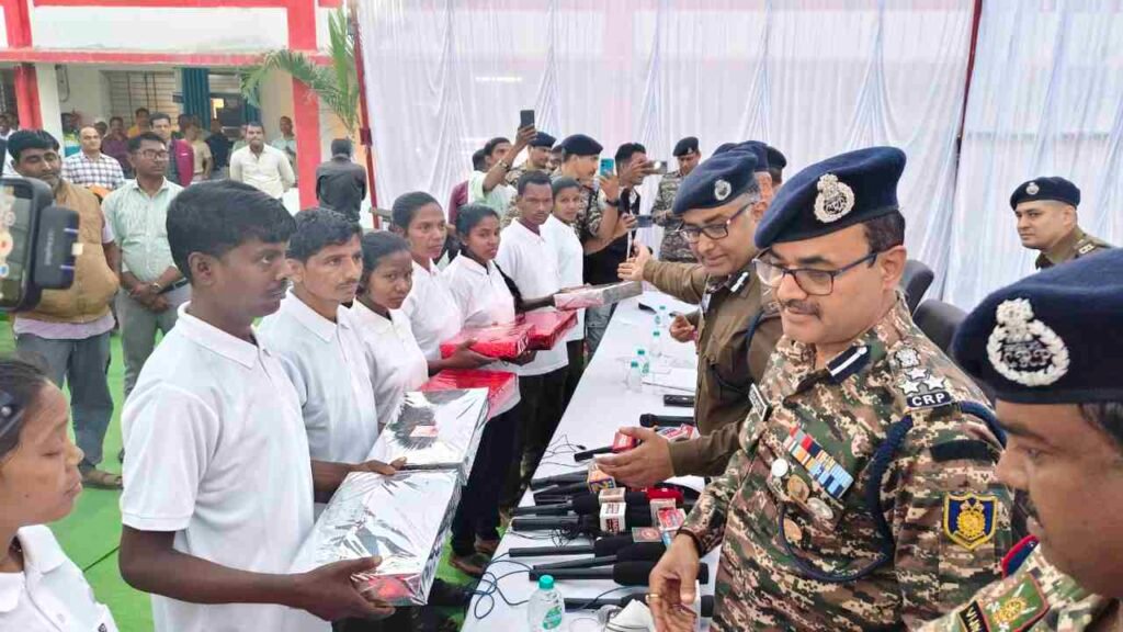 ब्रेकिंग न्यूज : गरियाबंद में 9 माओवादी 6 महिला 3 पुरुष हथियार के साथ किया आत्मसमर्पण