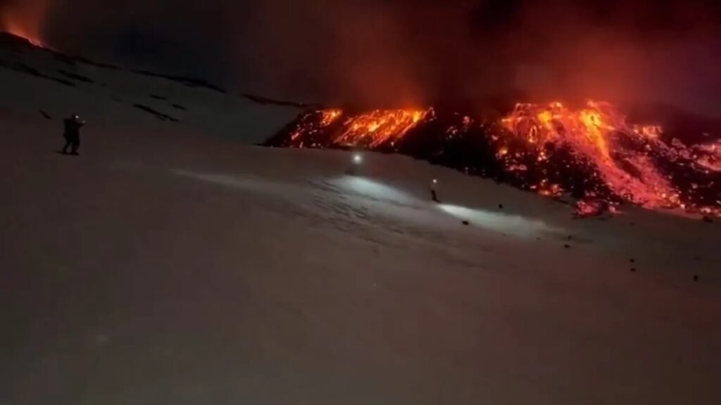 Mount Etna Volcano Eruption: कभी देखा है ऐसा नजारा… माउंट एटना में बर्फ के बीच आग की अनोखी घटना, पहाड़ों में देखी गई जलती बर्फ