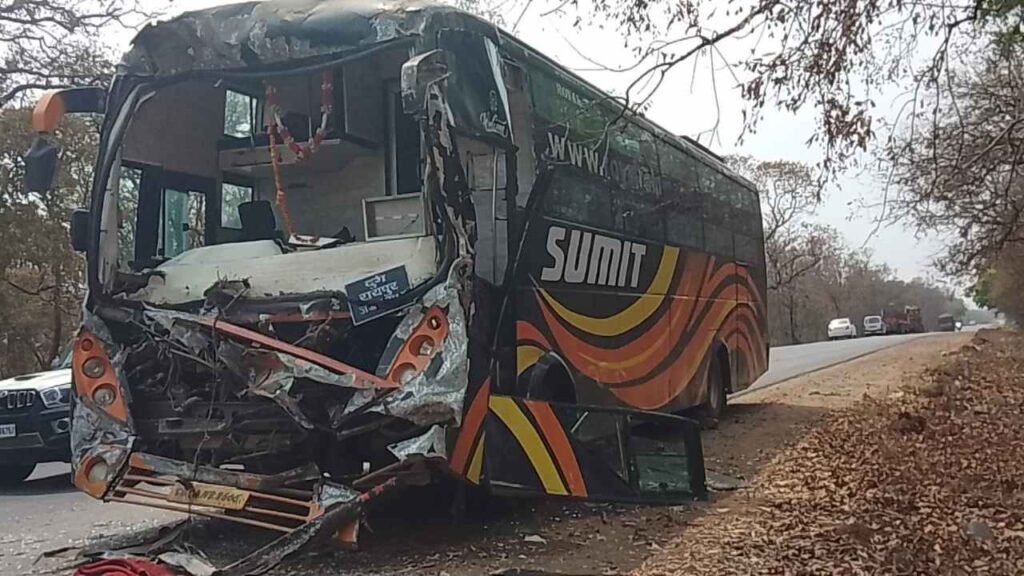 Breaking news: बस लकड़ी से लदे माजदा से टकराई, चालक-परिचालक सहित कई यात्री घायल Breaking news: बस