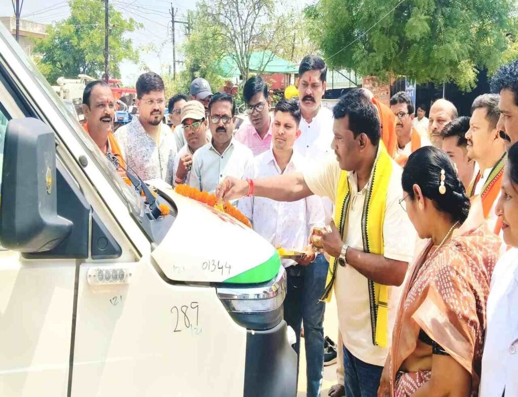 राजिम: विधायक रोहित साहू ने 4 नई 108 एंबुलेंस संजीवनी एक्सप्रेस को दिखाई हरी झंडी